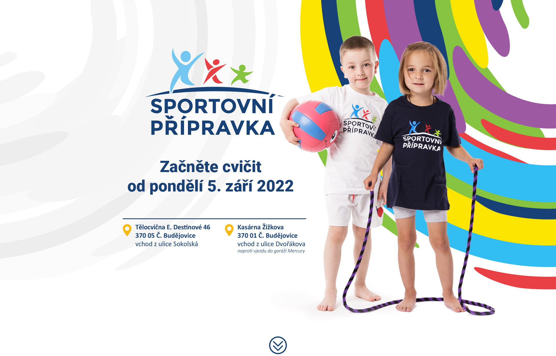 Šťastné dítě skáče přes překážky a užívá si sport