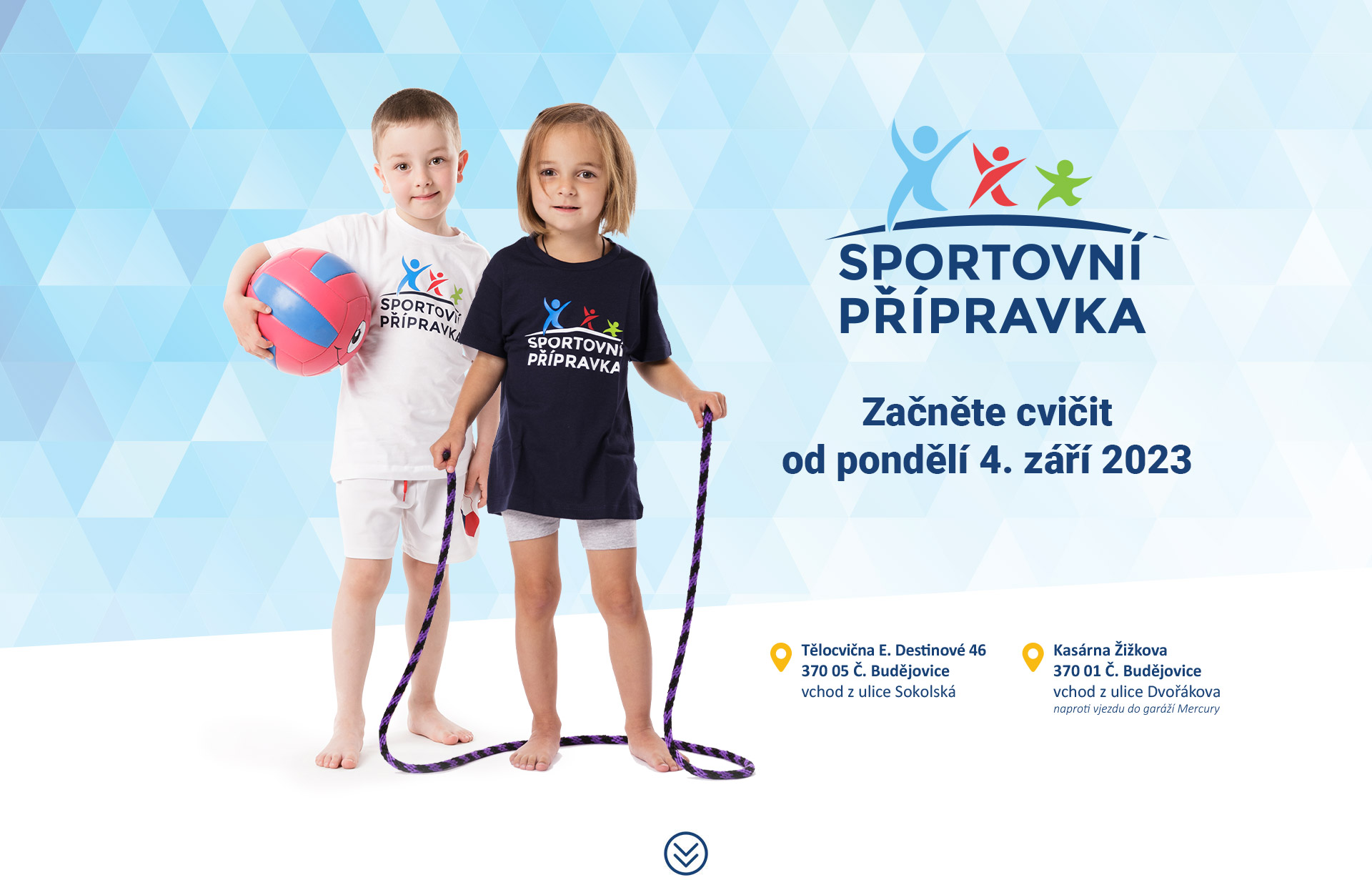 Šťastné dítě skáče přes překážky a užívá si sport