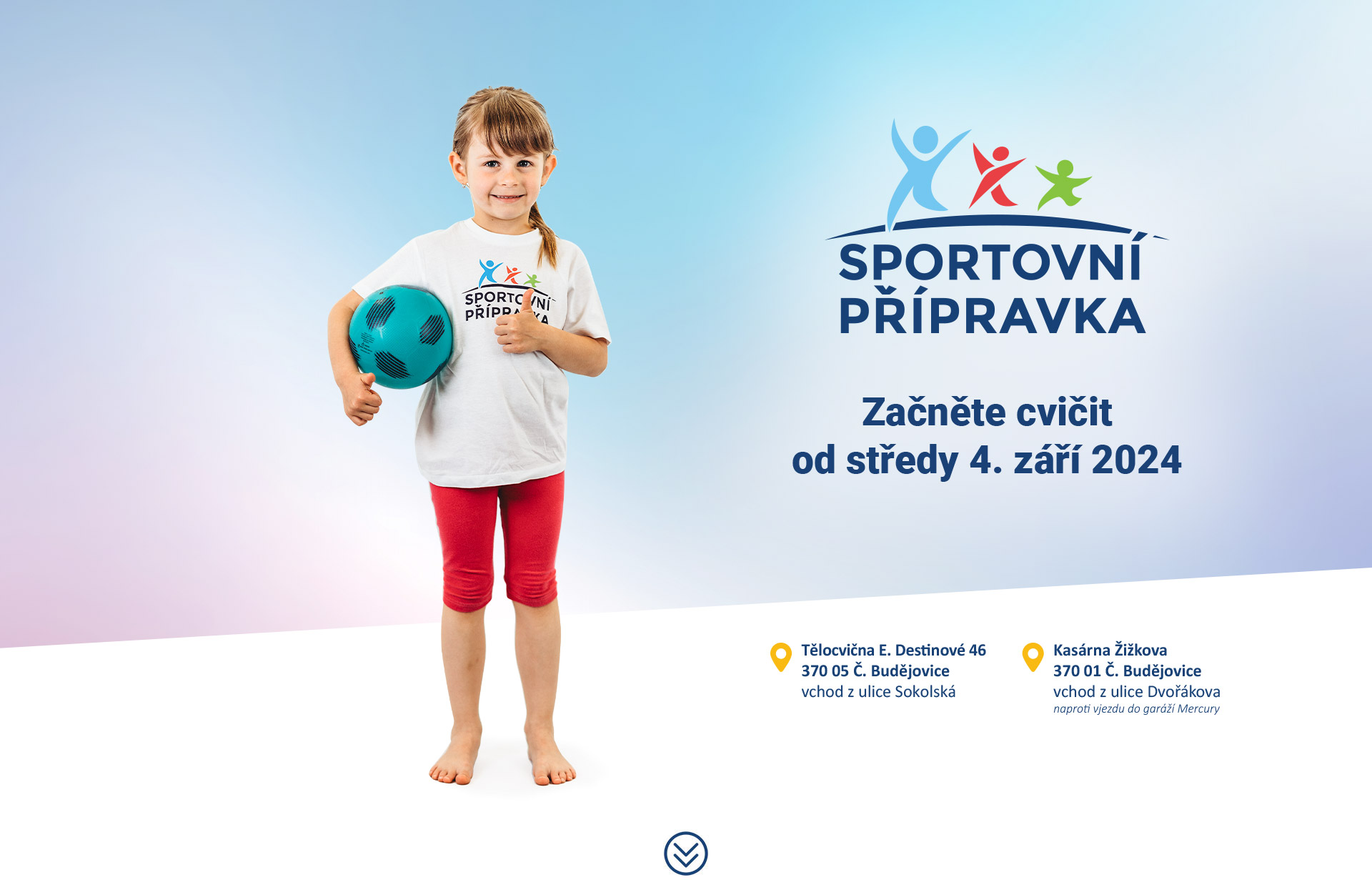 Šťastné dítě skáče přes překážky a užívá si sport